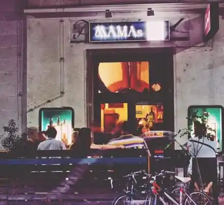 Mamas Bar on Teinfaltstraße at night